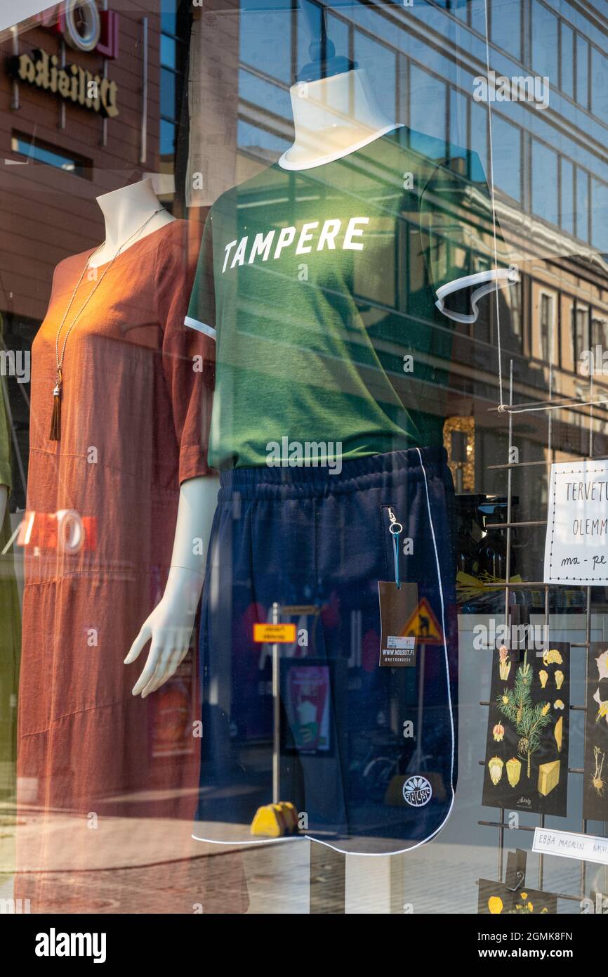 T-shirt Tampere in una vetrina Foto Stock