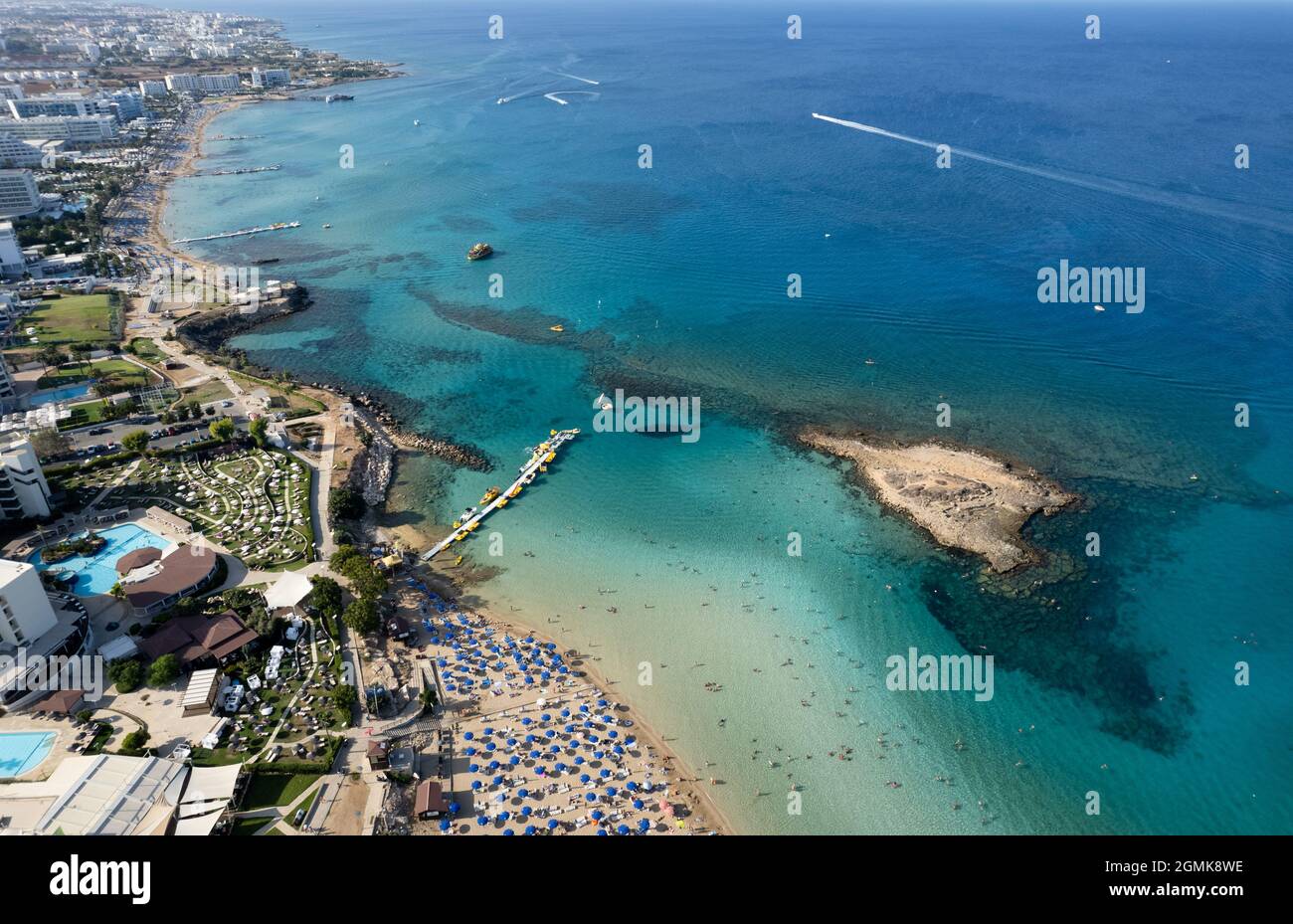 Fotografia aerea del drone di spiaggia di baia di alberi di fichi. Vacanze estive cipro. Foto Stock