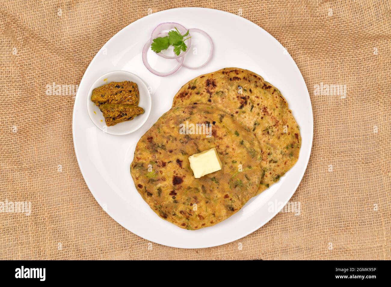 Vista dall'alto della Thepla Gujarati Food con burro e Pickle in piatto Foto Stock