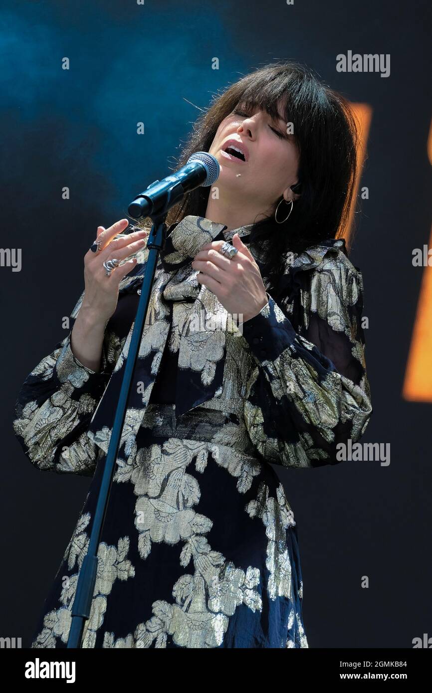 Newport, Regno Unito. 19 Settembre 2021. La cantante, cantautore e multi-strumentista irlandese Imelda Mary Higham, professionalmente conosciuta come Imelda May, si esibisce dal vivo sul palco al festival dell'isola di Wight. Credit: SOPA Images Limited/Alamy Live News Foto Stock