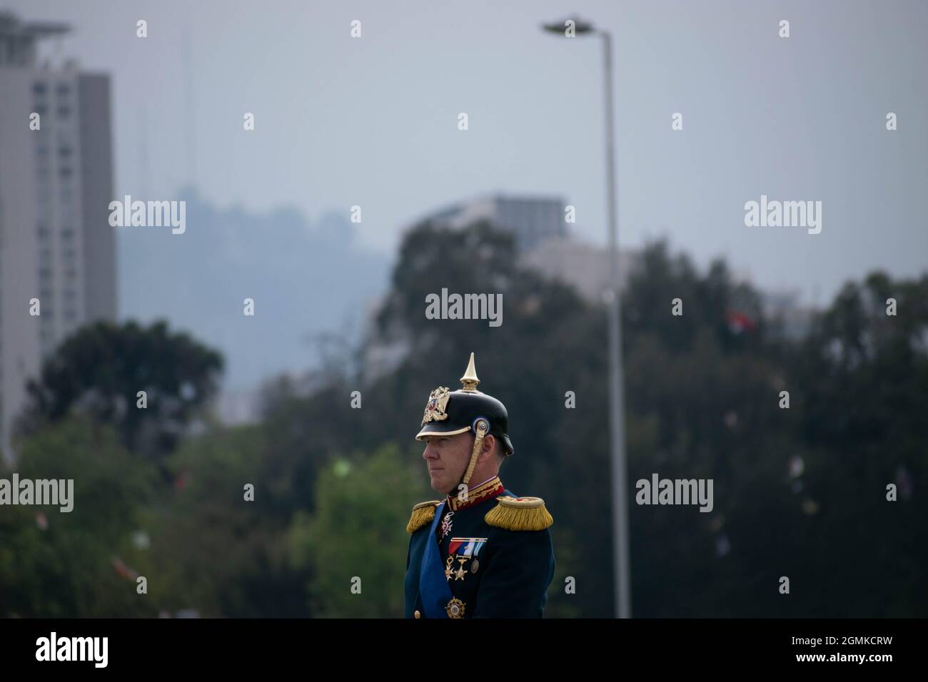 Santiago, Metropolitana, Cile. 19 Settembre 2021. Un alto ufficiale dell'esercito chiede al presidente Pinera il permesso di iniziare la tradizionale parata militare come parte delle celebrazioni della giornata dell'indipendenza il 19 settembre 2021 a Santiago, Cile. Quest'anno la parata militarista è stata celebrata con il 30% del personale presente in anni pre-pandemici. Circa 6,500 membri dell'esercito, della Marina, dell'Aeronautica, dei Carabineros e del PDI hanno parato. (Credit Image: © Matias Basualdo/ZUMA Press Wire) Foto Stock