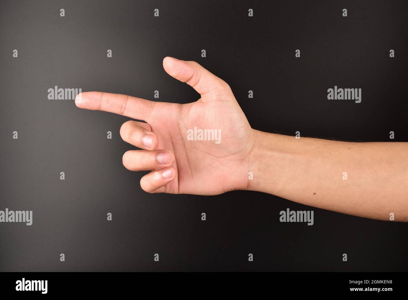 mano indicare su sfondo nero, mano dando segno di direzione Foto Stock