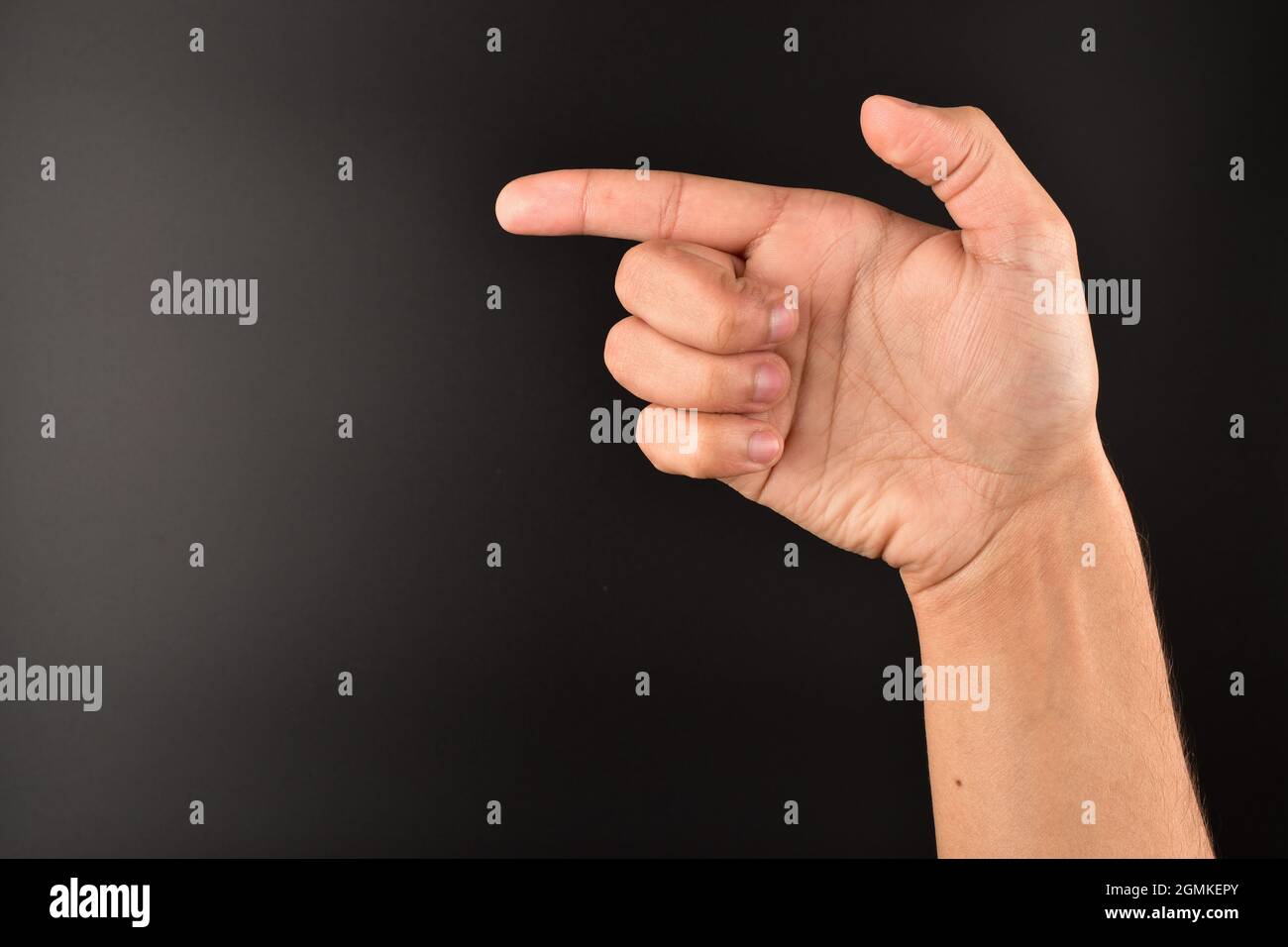 visualizzazione a mano, cartello con la direzione del dito su sfondo nero Foto Stock