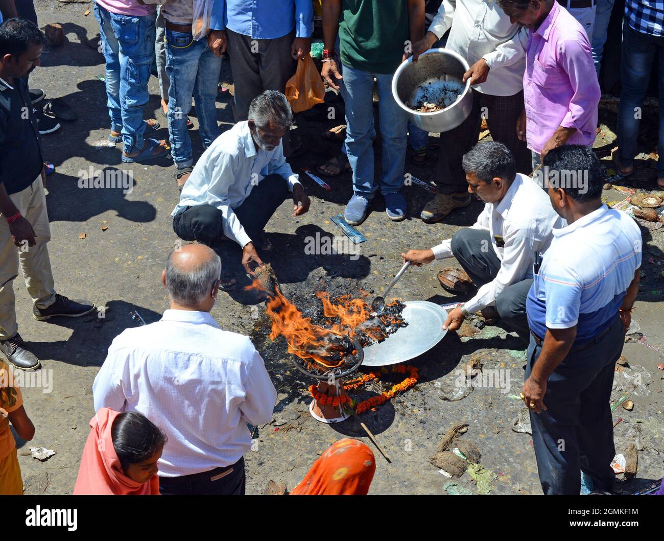 Beawar, India. 16 settembre 2021. I devoti indù eseguono rituali in un tempio durante le celebrazioni del festival di Teja Dashami in mezzo alla pandemia di coronavirus COVID-19 a Beawar. Veer Teja è considerata una delle undici incarnazioni principali di Lord Shiva e venerata come una divinità nel Rajasthan rurale. (Foto di Sumit Saraswat/Pacific Press/Sipa USA) Credit: Sipa USA/Alamy Live News Foto Stock