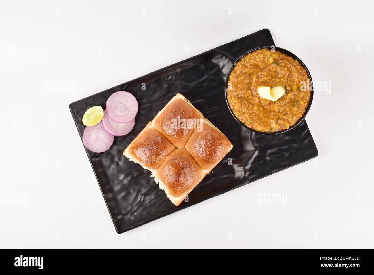 pav bhaji isolato su sfondo bianco, vista dall'alto, cibo Mumbai Foto Stock