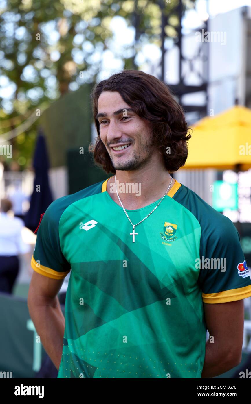 New York City, Stati Uniti. 19 Settembre 2021. Il sudafricano Lloyd Harris sorride a seguito della sua doppia vittoria con il compagno di squadra Raven Klassen sulla squadra venezuelana di Luis David Martinez e Dimitri Badra nel primo round del Mondiale Gruppo II della Coppa Davis tra le due nazioni al West Side Tennis Club di Forest Hills, New York. Credit: Adam Stoltman/Alamy Live News Foto Stock