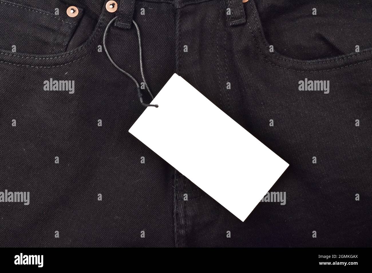 etichetta prezzo nero su jeans denim nero, etichetta sul denim per pubblicità e messaggio Foto Stock