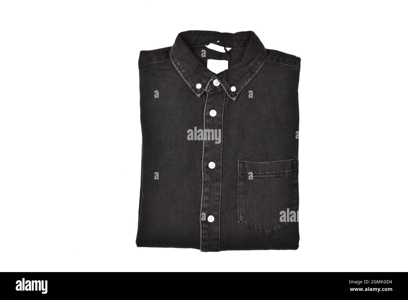 Vista dall'alto della camicia in denim ripiegata isolata su sfondo bianco, maglietta in denim grigio Foto Stock