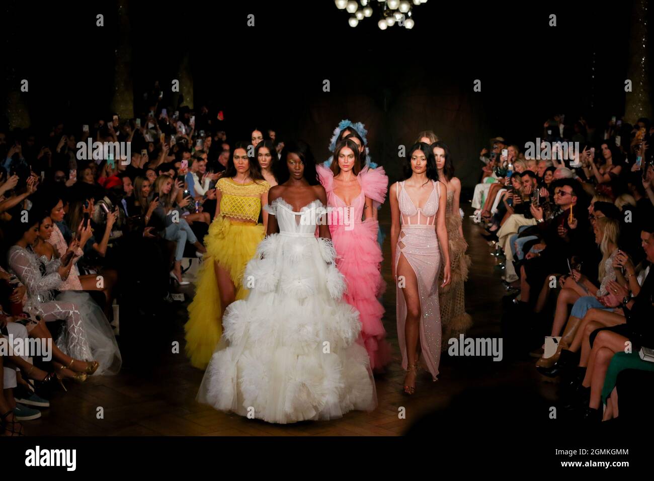 Modelli sulla passerella dell'AADNEVIK Primavera Estate 2022 al Royal Horseguards, Whitehall come parte della London Fashion Week. Data foto: Domenica 19 settembre 2021. Il credito fotografico dovrebbe essere: Katie Collins/EMPICS/Alamy Live News Foto Stock