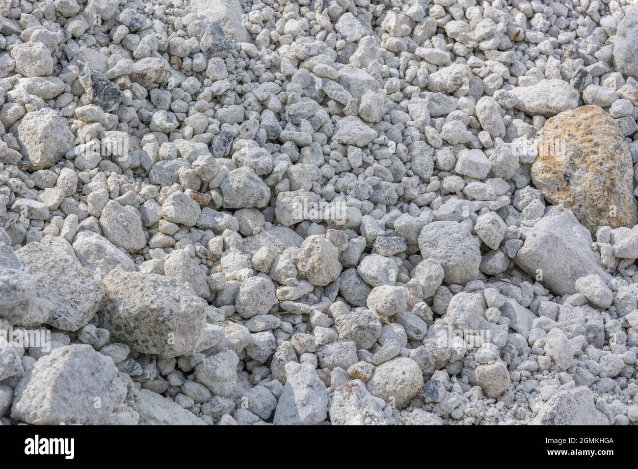 Zavorra di granito. Concetto 'caduta su terreno sassoso', avvertenze ignorate. Ecc. pietre piccole. Non lasciare la pietra non ruotata. Cerca la vita su Marte Foto Stock