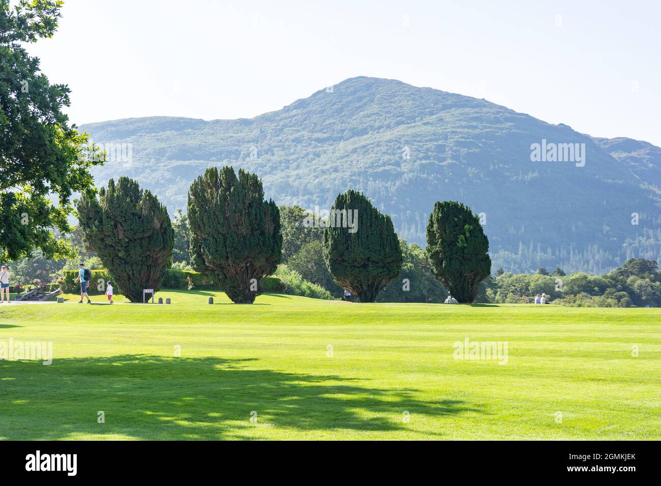 Giardini sul lago al 19 ° secolo Muckross House, il Parco Nazionale, Killarney (Cill Airne), County Kerry, Repubblica d'Irlanda Foto Stock
