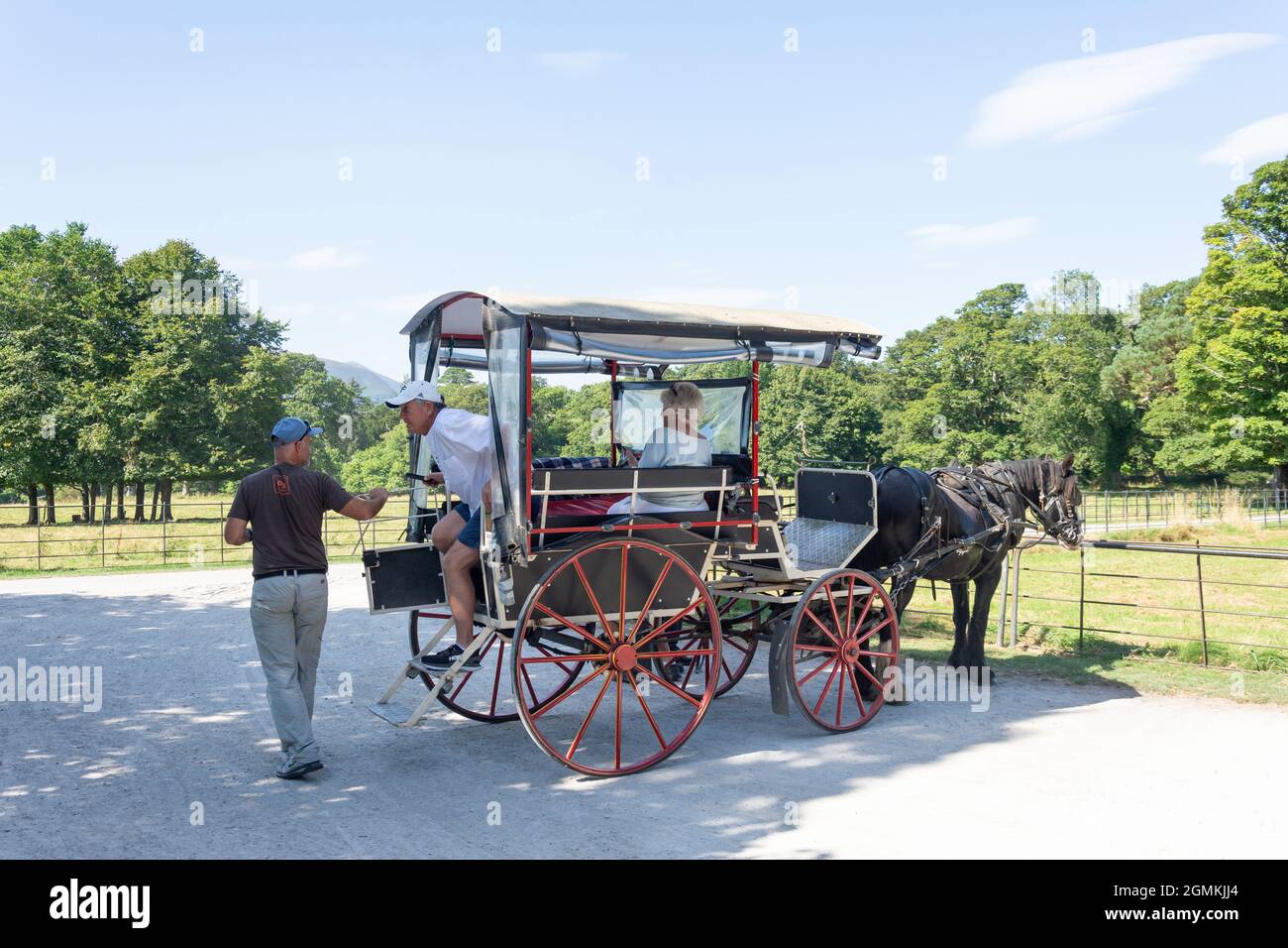 Passeggiate in carrozza a cavallo alla casa di Muckross 19 ° secolo, il Parco Nazionale, Killarney (Cill Airne), County Kerry, Repubblica d'Irlanda Foto Stock