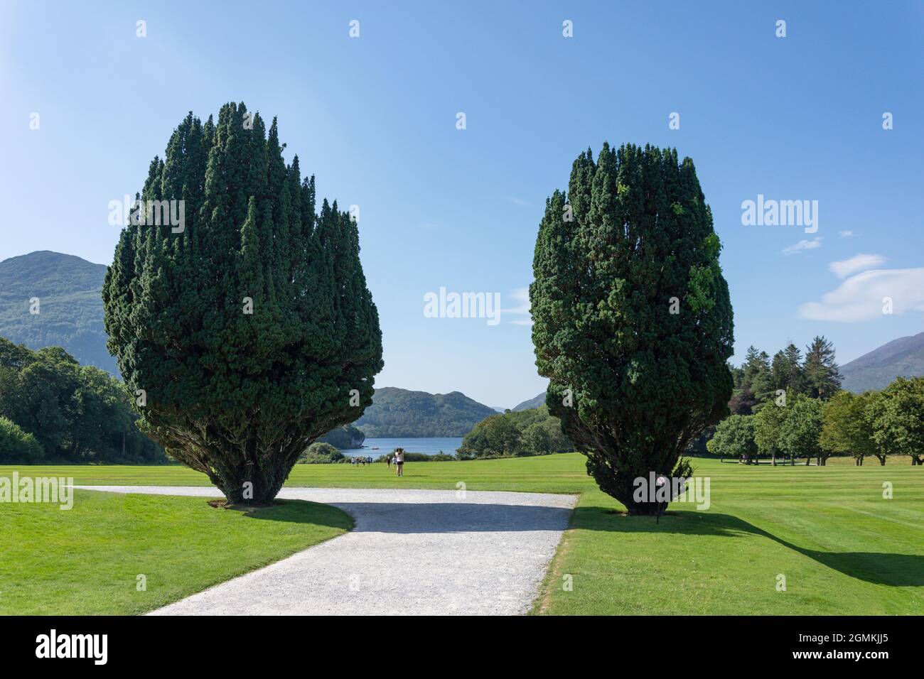 Giardini sul lago al 19 ° secolo Muckross House, Killarney (Cill Airne), County Kerry, Repubblica d'Irlanda Foto Stock