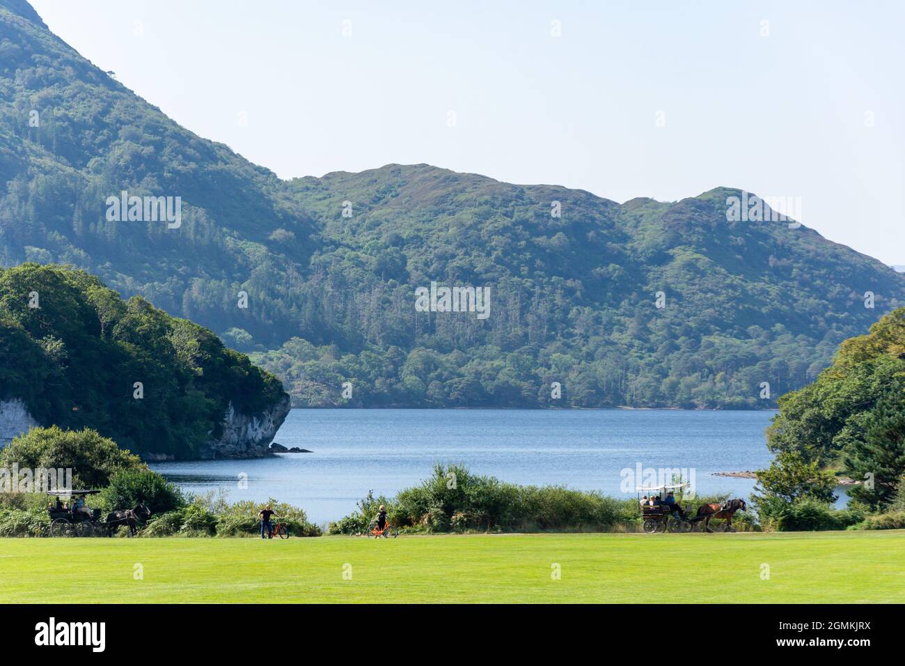 Giardini sul lago al 19 ° secolo Muckross House, Killarney (Cill Airne), County Kerry, Repubblica d'Irlanda Foto Stock