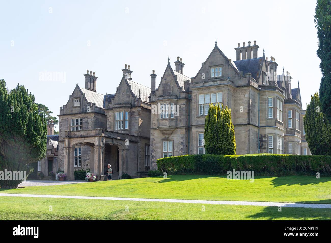 Casa e giardini di Muckross del 19 ° secolo, il Parco Nazionale, Killarney (Cill Airne), County Kerry, Repubblica d'Irlanda Foto Stock