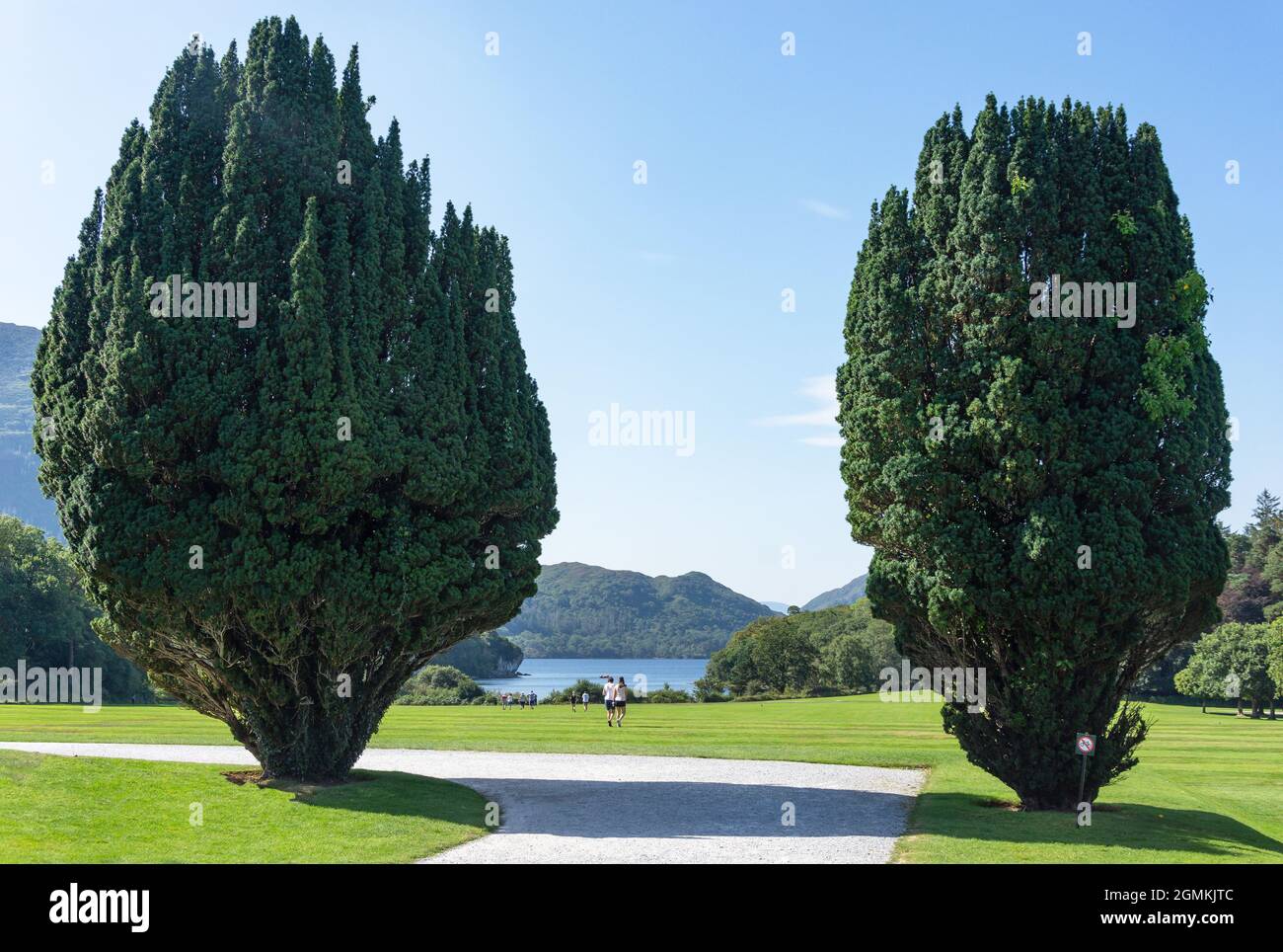 Giardini sul lago al 19 ° secolo Muckross House, Killarney (Cill Airne), County Kerry, Repubblica d'Irlanda Foto Stock