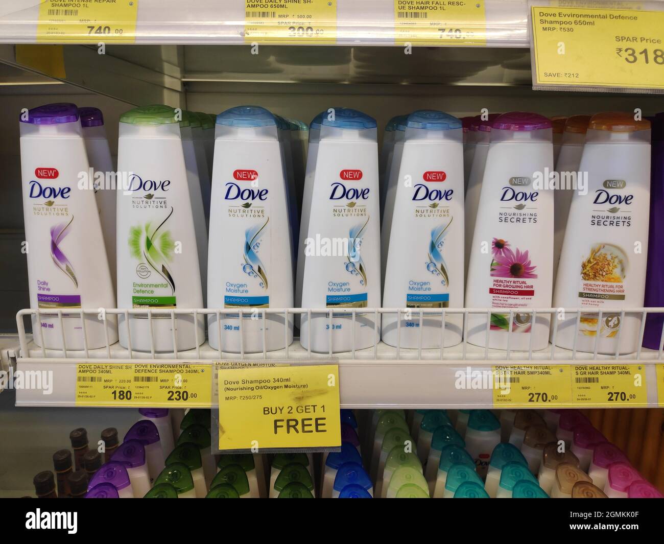 New Delhi, India, 21 Febbraio 2020:- dove Shampoo esposto a Shelf al supermercato Foto Stock