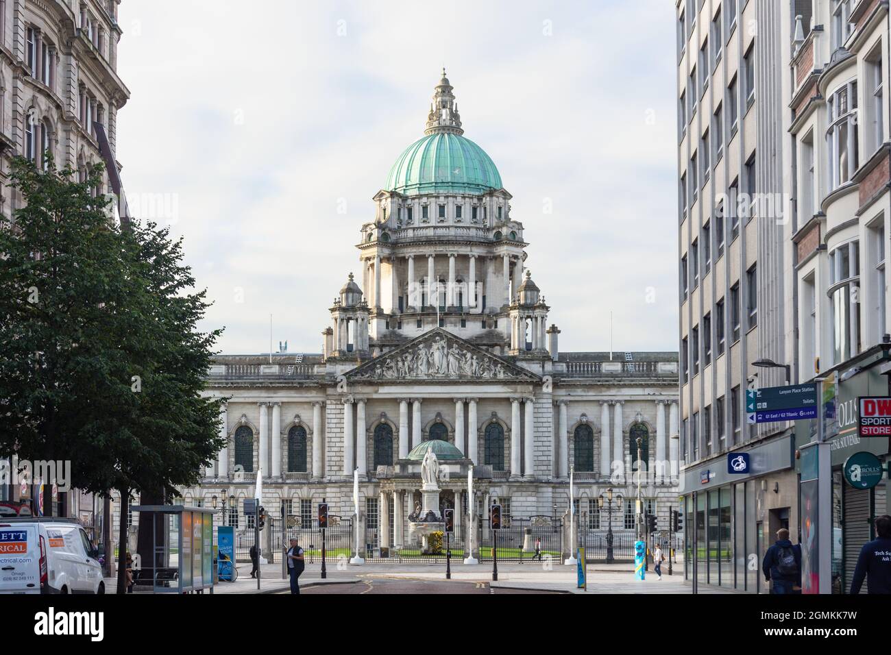 Municipio di Belfast da Donegall Place, City of Belfast, Irlanda del Nord, Regno Unito Foto Stock