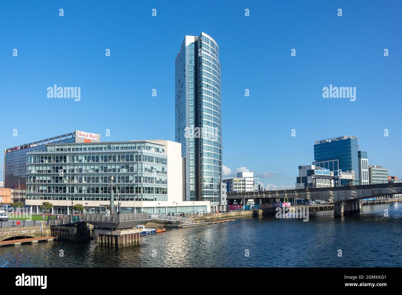 L'alto edificio Obel attraversa il fiume Lagan, Donegall Quay, la città di Belfast, l'Irlanda del Nord, il Regno Unito Foto Stock