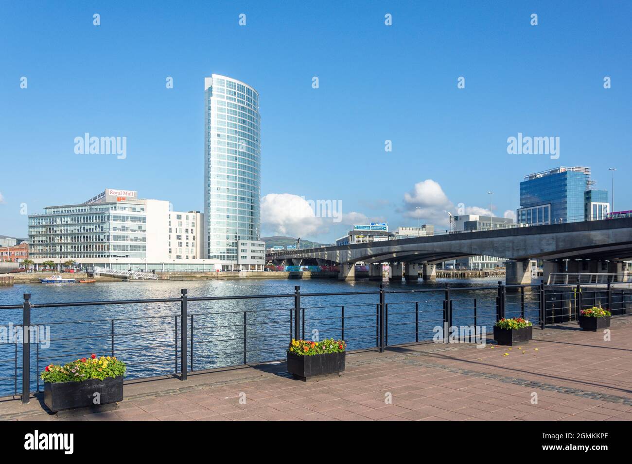 L'alto edificio Obel attraversa il fiume Lagan, Donegall Quay, la città di Belfast, l'Irlanda del Nord, il Regno Unito Foto Stock