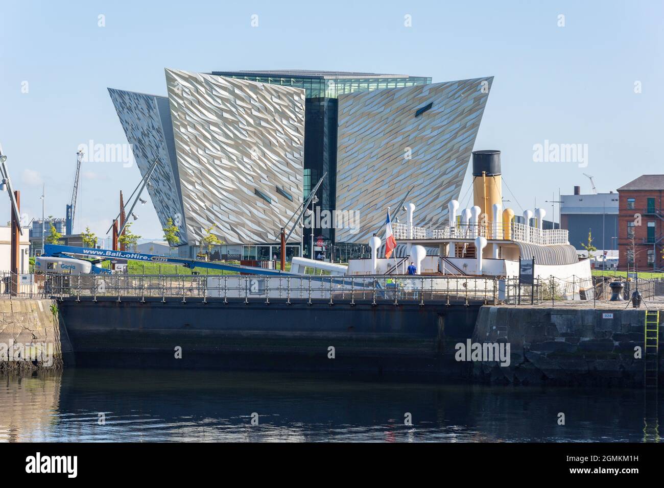 Titanic Belfast Museum e SS Nomadic da Belfast Harbour Marina, Corporation Square, City of Belfast, Northern Ireland, Regno Unito Foto Stock