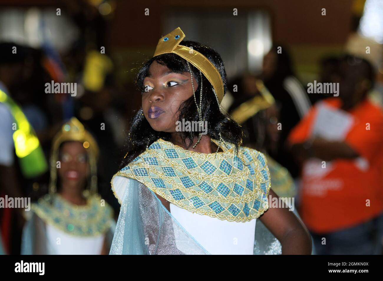 I bambini che prendono parte a Junkanoo nelle Bahamas, Una sfilata culturale di strada dove si vestono in costumi e ballano alla musica Foto Stock