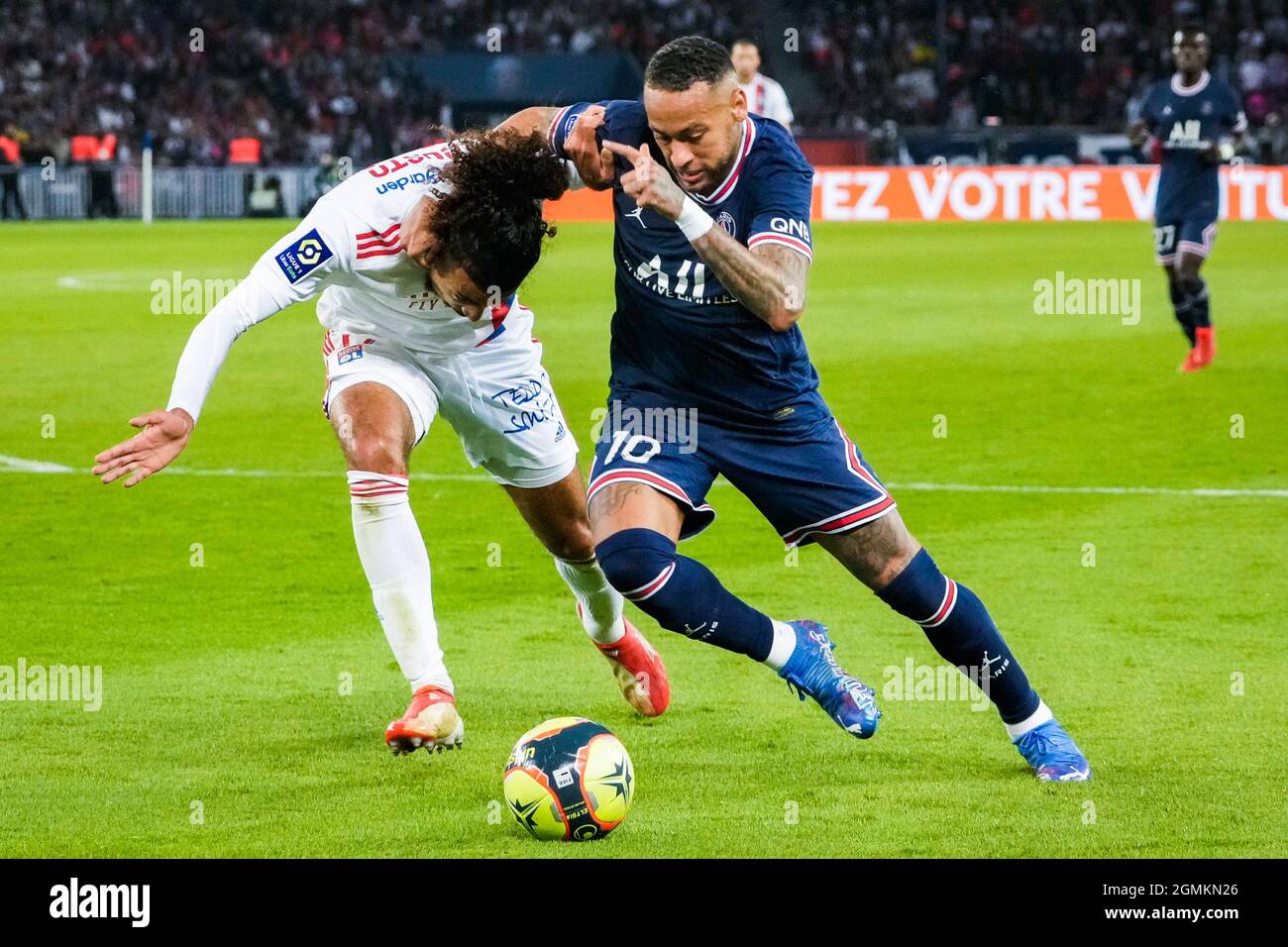 PARIJS, FRANCIA - SETTEMBRE 19: Malo gusto di Lione Olympique e Neymar di Parigi Saint-Germain durante la partita Ligue 1 tra Parigi Saint-Germain e Lione Olympique al Parc des Princes il 19 Settembre 2021 a Parijs, Francia (Foto di Geert van Erven/Orange Pictures) credito: Orange Pics BV/Alamy Live News Foto Stock