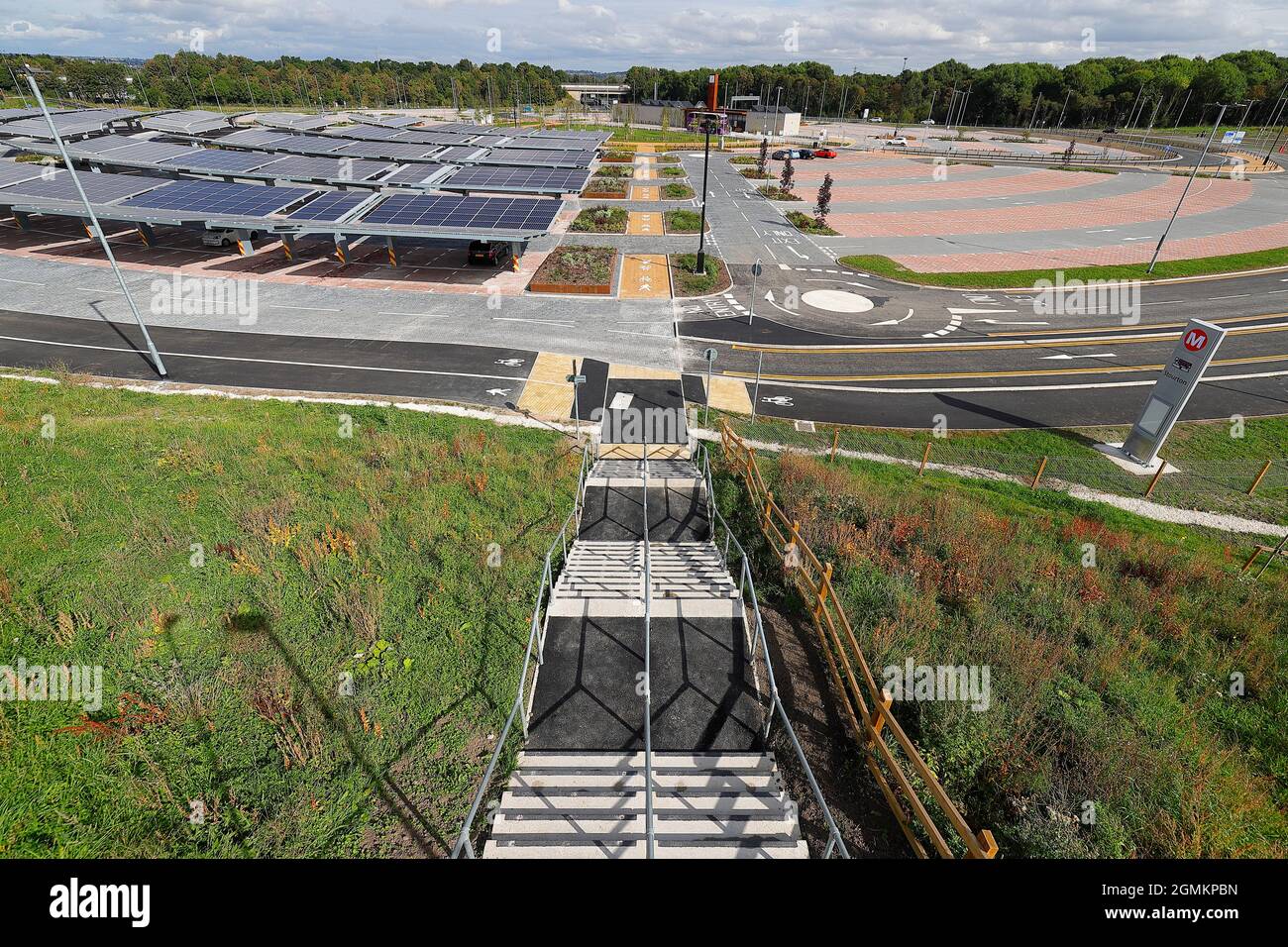 Il nuovo Stourton Park and Ride a Leeds, West Yorkshire, che vanta di essere il primo P&R completamente alimentato a energia solare nel Regno Unito Foto Stock