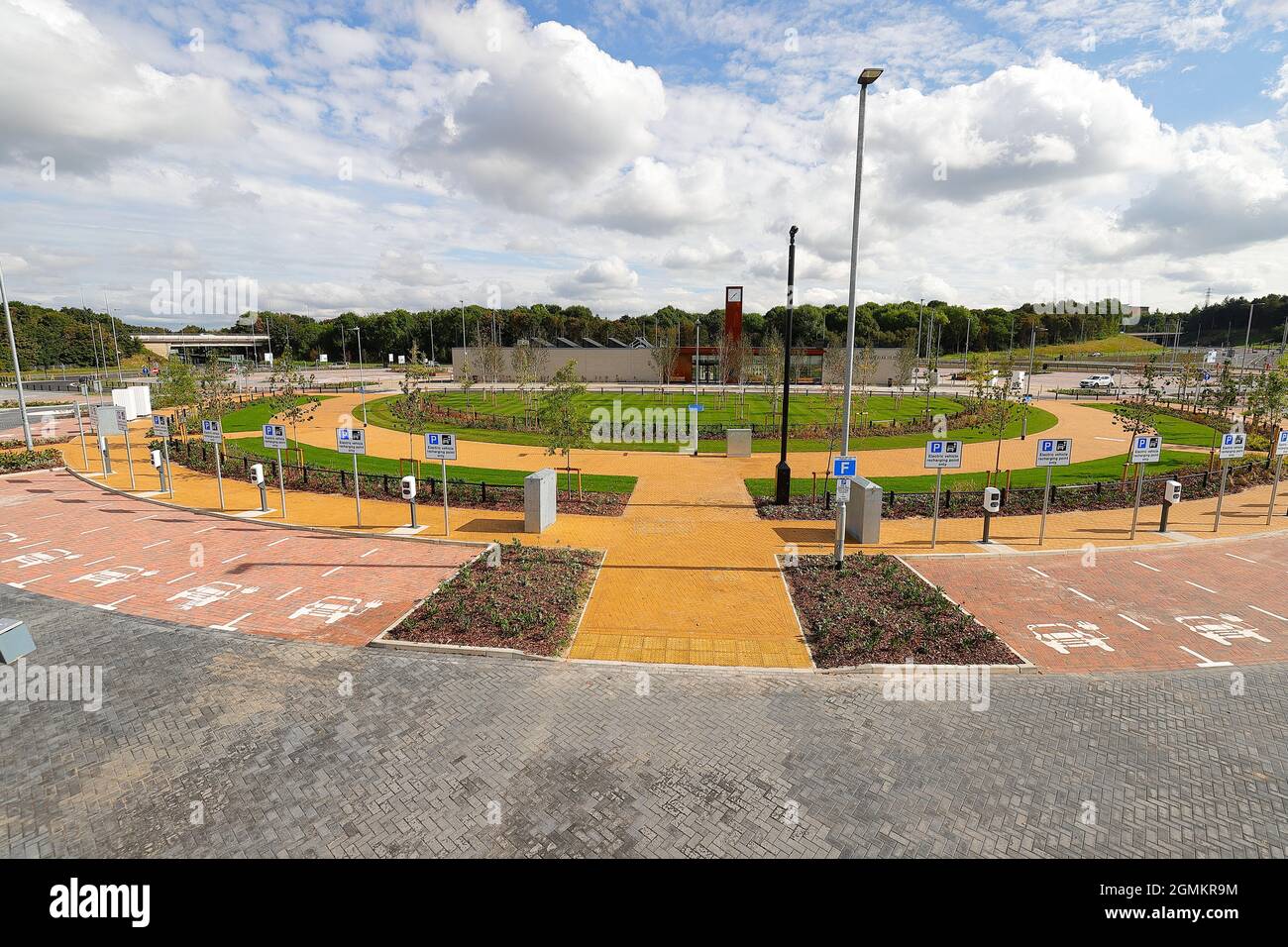 Stazioni di ricarica auto presso il nuovo parco e giro a Stourton a Leeds, che vanta di essere il primo completamente a energia solare nel Regno Unito Foto Stock