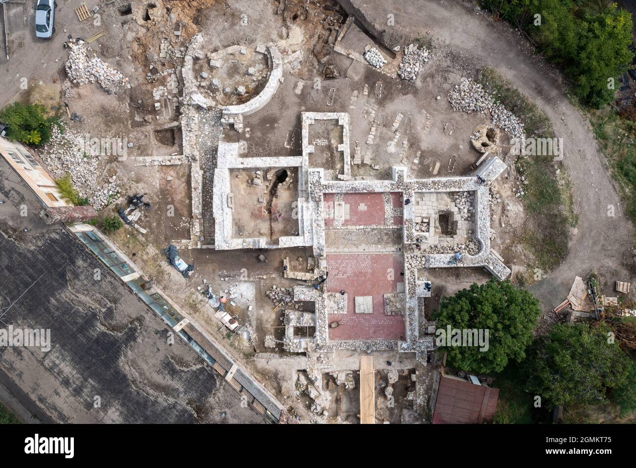 Vista aerea del palazzo reale e complesso monastero rovine attualmente in fase di scavo e restauro ad Abasar, paese di Heves Matra regione Ungheria Foto Stock