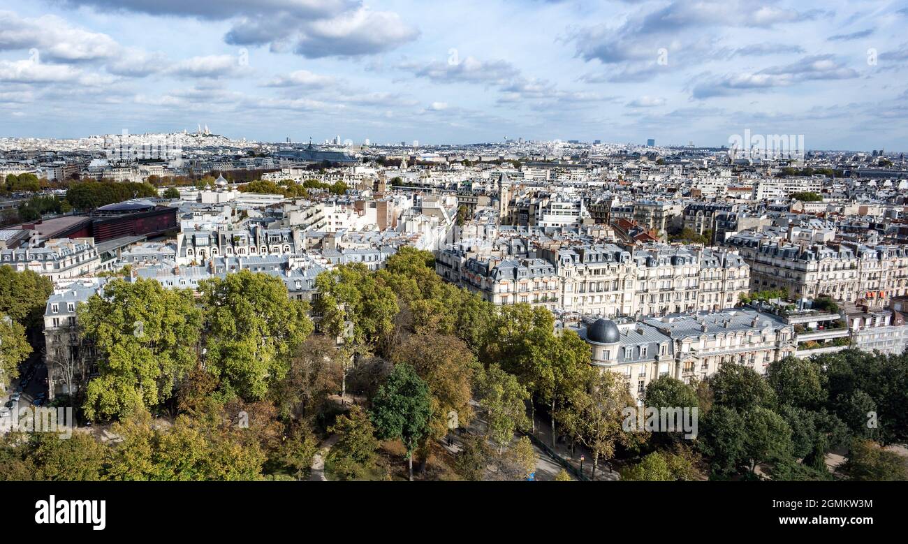 Quartieri di Parigi in una giornata poco nuvolosa Foto Stock