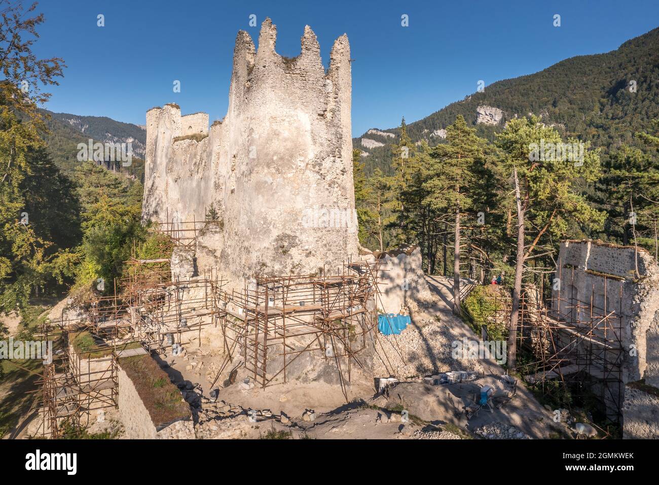 Veduta aerea del castello medievale Blatnica Gotica in cima alla collina rovina sopra il villaggio in una lussureggiante area verde foresta con torri e lavori di restauro in Slovacchia Foto Stock