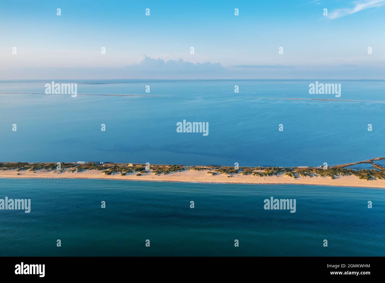 Lungo spit con bella spiaggia di sabbia tra mare e liman, vista aerea dal drone. Foto Stock