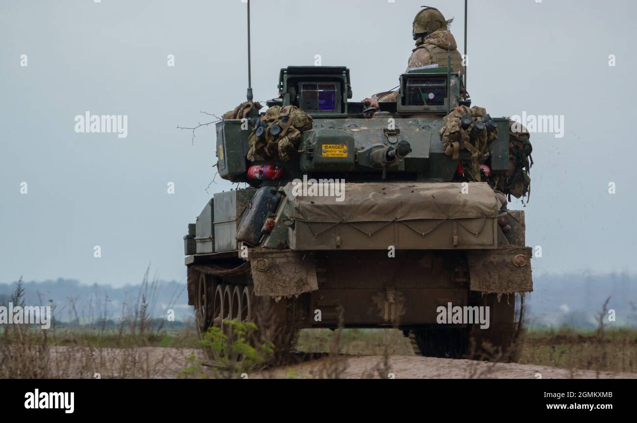 L'esercito britannico FV107 Scimitar corazzato veicolo di ricognizione militare in azione su un esercizio militare Wiltshire UK Foto Stock