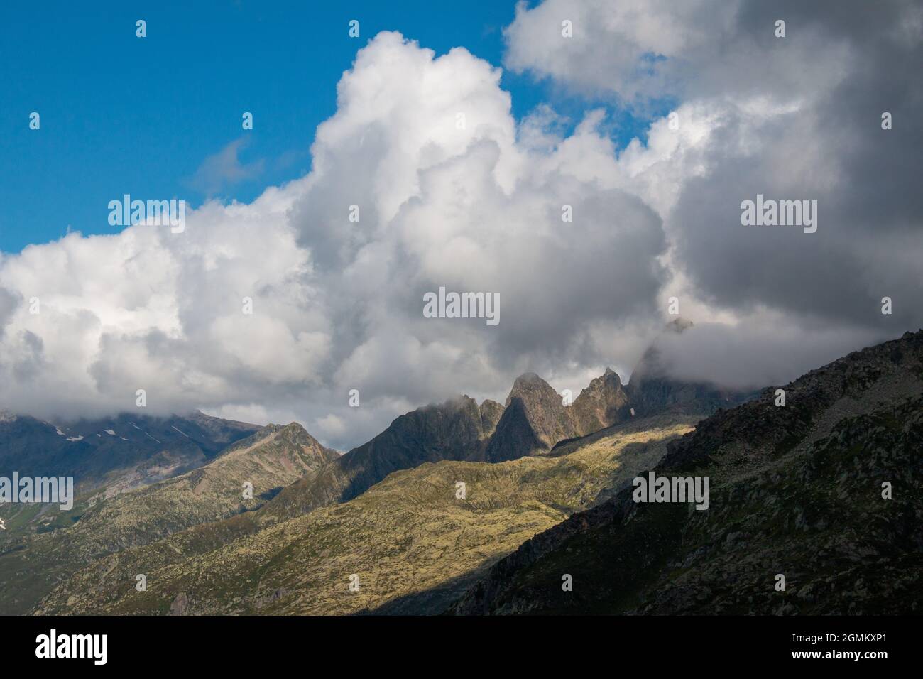 Alpi francesi, una vista dal sentiero escursionistico tra il Rifugio de Bellachat e Aiguillette des Houches (vicino Chamonix e Les Houches), settembre 2021. Foto Stock