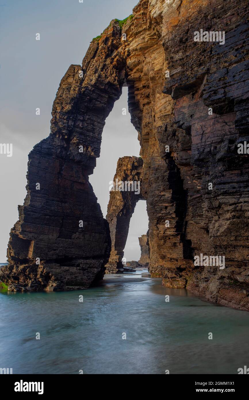 Le bellissime formazioni rocciose della spiaggia delle cattedrali. Lugo, Galizia, Spagna Foto Stock