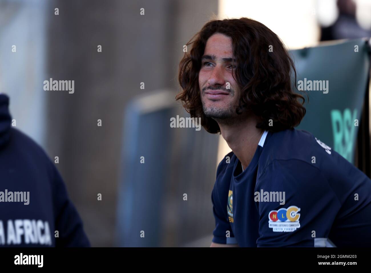 New York City, Stati Uniti. 19 Settembre 2021. Il Sudafrica Lloyd Harris guarda il suo gioco di squadra dopo la sua doppia vittoria con il partner Raven Klassen sulla squadra venezuelana di Luis David Martinez e Dimitri Badra nel primo turno del Mondiale Gruppo II Coppa Davis tra le due nazioni al West Side Tennis Club di Forest Hills, New York. Credit: Adam Stoltman/Alamy Live News Foto Stock