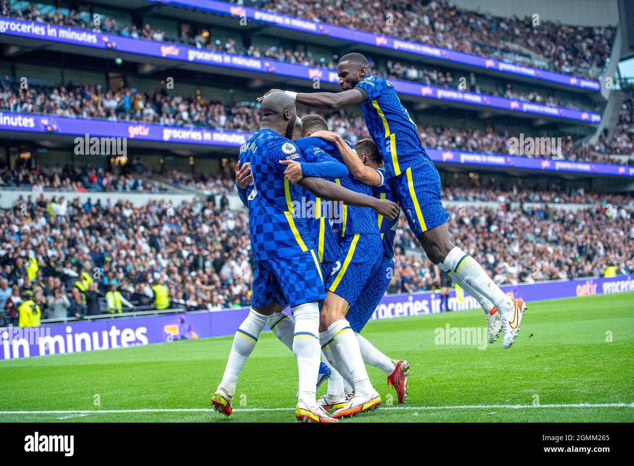 Thiago Silva di Chelsea festeggia con Antonio Rüdiger, Kai Havertz, Romelu Lukaku e César Azpilicueta dopo aver segnato il gol durante la Premier League Foto Stock