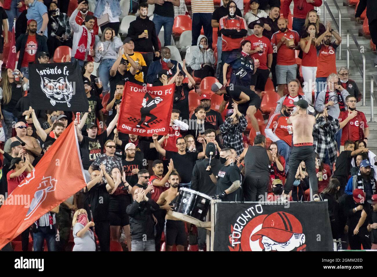 Toronto, Ontario, Canada. 18 settembre 2021. I tifosi del Toronto FC si rallegrano durante la partita MLS tra Toronto FC e Nashville SC la partita è terminata nel 2-1 (Credit Image: © Angel Marchini/ZUMA Press Wire) Foto Stock