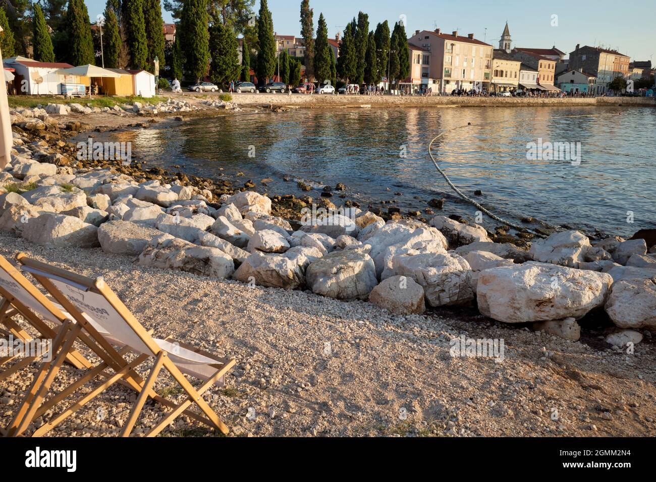 Rijeka, Croazia - 11 agosto 2021: Resort sul Mare Adriatico. Spiagge della città, vegetazione ed edifici in Croazia. Stagcape con una sponda in pietra. Foto Stock