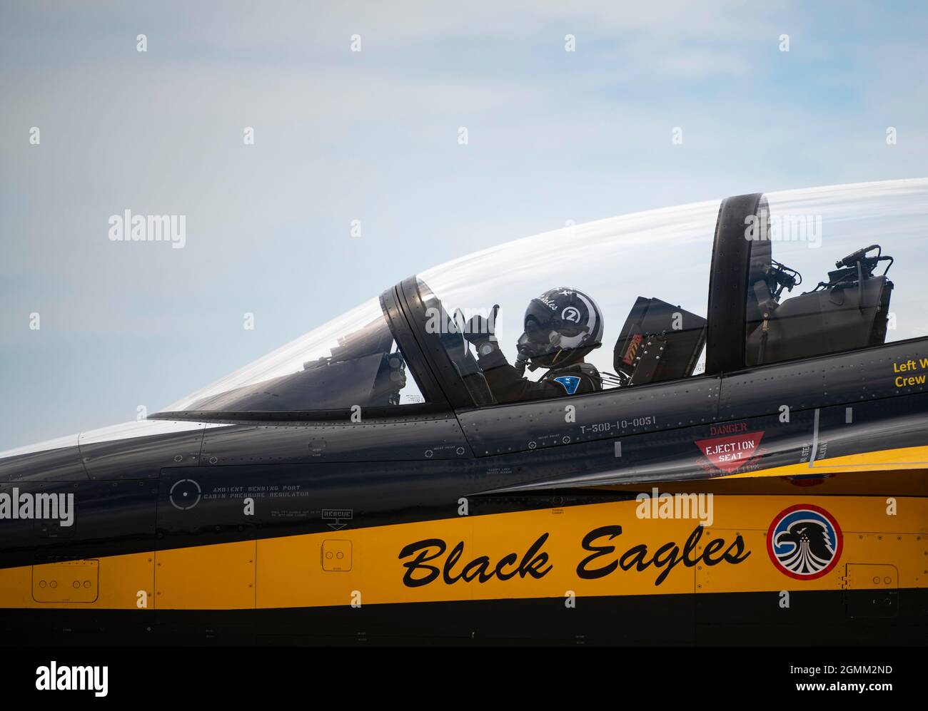 Un pilota dell'Aeronautica militare della Repubblica di Corea Black Eagle dà un pollice-su mentre tassava un T-50 aeroplano alla flightline alla base aerea di Kunsan, ROK, 9 settembre 2021. Ogni pilota Back Eagle deve passare attraverso un vigoroso processo di selezione per essere scelto di volare. Una qualifica è quella di avere 600-800 ore di volo prima di entrare a far parte della squadra. (STATI UNITI Air Force foto di staff Sgt. Gabrielle Spalding) Foto Stock