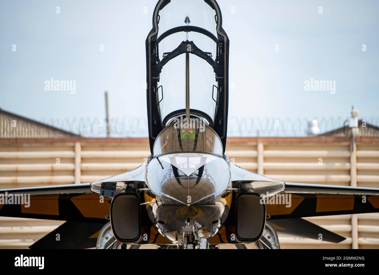 Un pilota dell'Aeronautica militare della Repubblica di Corea Black Eagle siede nell'abitacolo di un aeromobile T-50 prima di eseguire una dimostrazione aerea alla Kunsan Air base, ROK, 9 settembre 2021. Ogni pilota Back Eagle deve passare attraverso un vigoroso processo di selezione per essere scelto di volare. Una qualifica è quella di avere 600-800 ore di volo prima di entrare a far parte della squadra. (STATI UNITI Air Force foto di staff Sgt. Gabrielle Spalding) Foto Stock