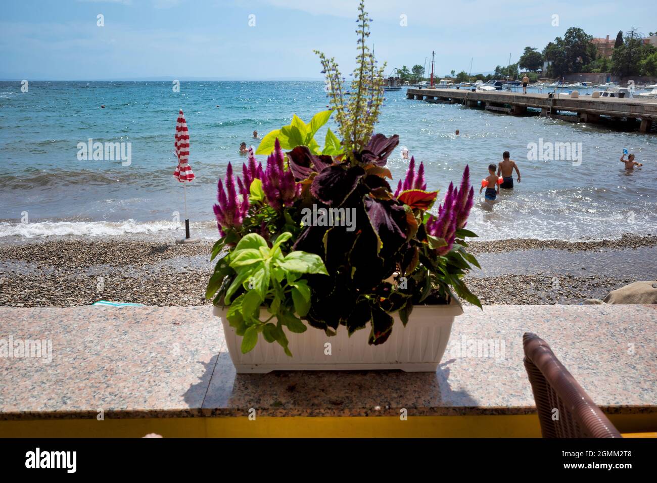 Rijeka, Croazia - 11 agosto 2021: Resort sul Mare Adriatico. Spiagge della città. Flowerpot con fiori sullo sfondo del mare Foto Stock