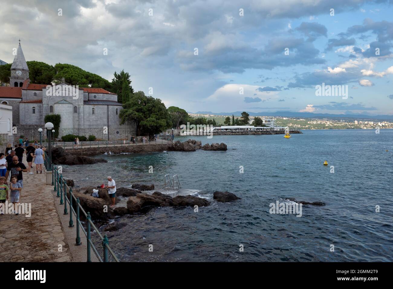 Rijeka, Croazia - 11 agosto 2021: Resort sul Mare Adriatico. Spiagge della città, vegetazione ed edifici in Croazia. Stagcape con una sponda in pietra. Foto Stock