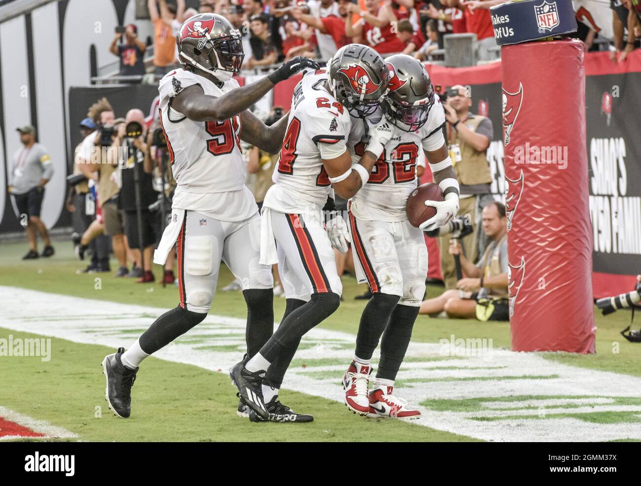Tampa, Stati Uniti. 19 Settembre 2021. Jason Pierre-Paul di Tampa Bay Buccaneers (L) e Carlton Davis III (24) festeggiano con Mike Edwards (32) dopo la sua seconda intercezione da sei contro gli Atlanta Falcons durante la seconda metà dello stadio Raymond James di Tampa, Florida, domenica 19 settembre 2021. Foto di Steve Nesius/UPI Credit: UPI/Alamy Live News Foto Stock
