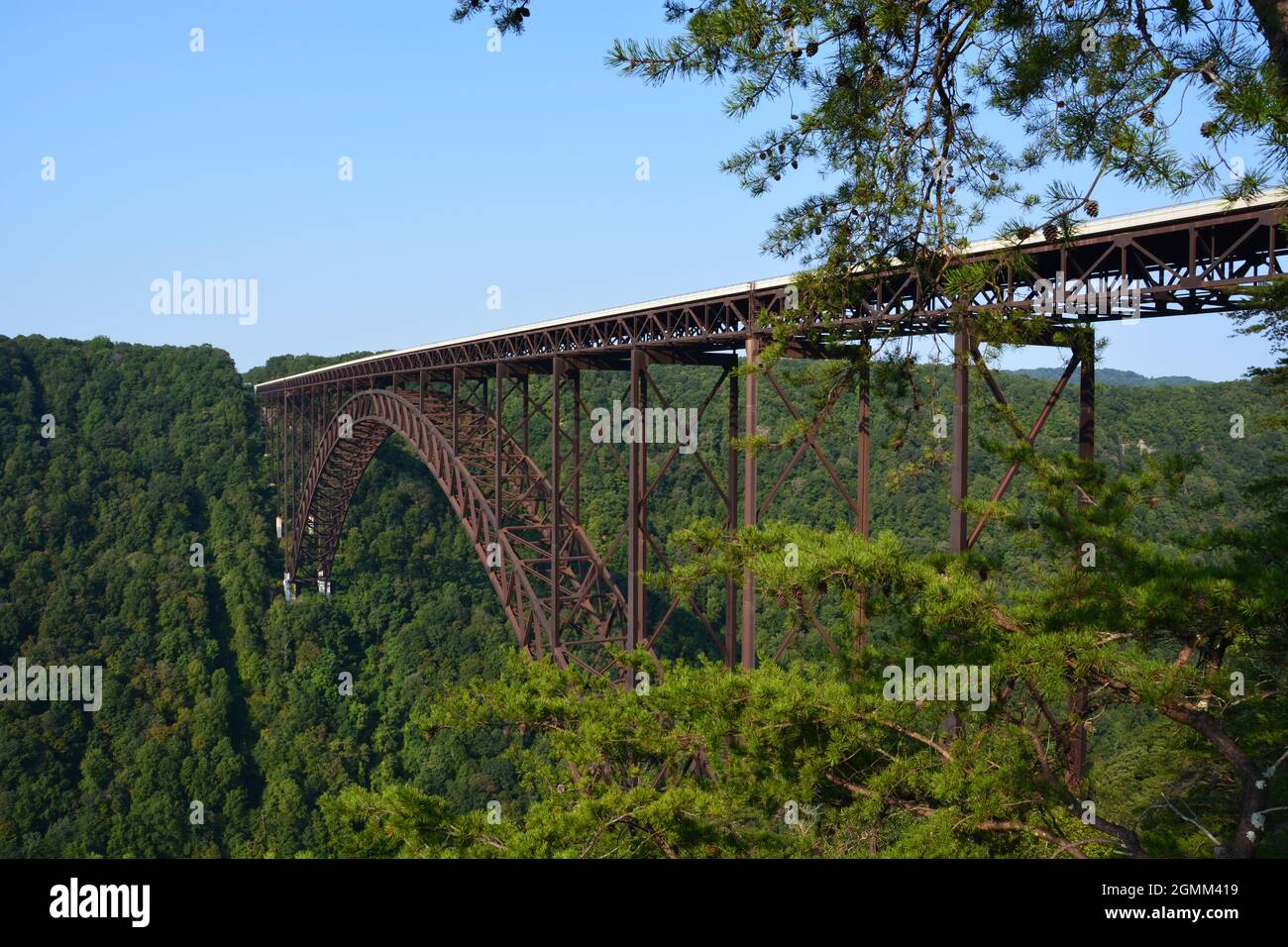 Il New River Gorge Bridge, parte del parco nazionale più recente d'America, è alto 876 metri, lungo 3000 metri e il secondo ponte ad arco in acciaio più alto degli Stati Uniti. Foto Stock