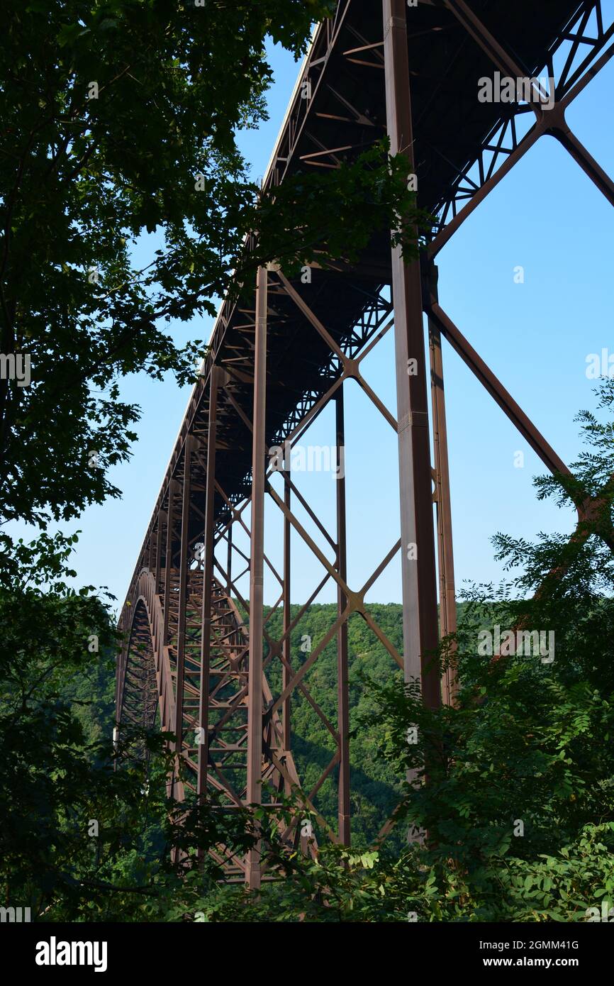 Il New River Gorge Bridge, parte del parco nazionale più recente d'America, è alto 876 metri, lungo 3000 metri e il secondo ponte ad arco in acciaio più alto degli Stati Uniti. Foto Stock