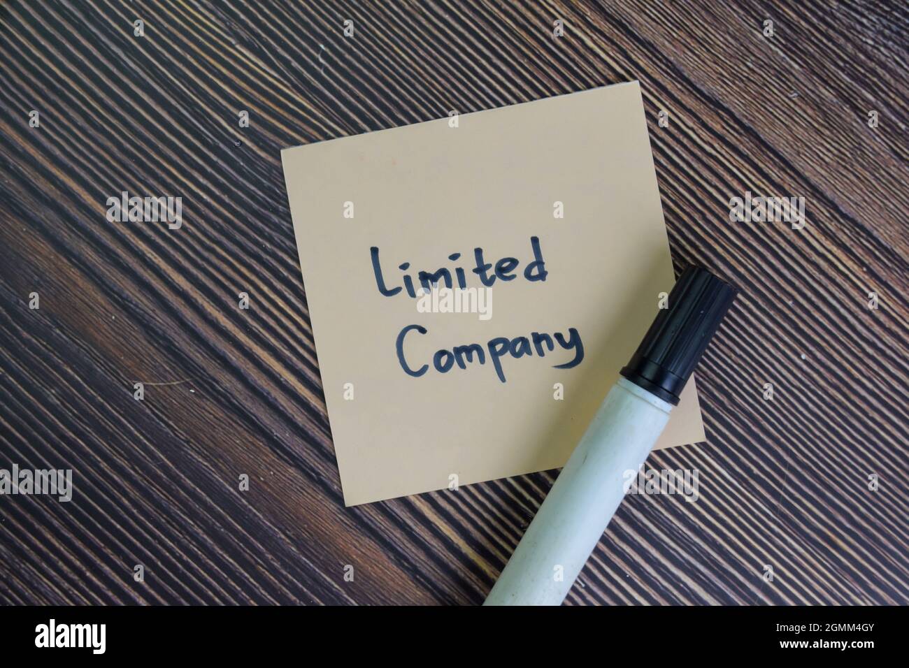 Società limitata scrivere su note appiccicose isolate su tavola di legno. Foto Stock