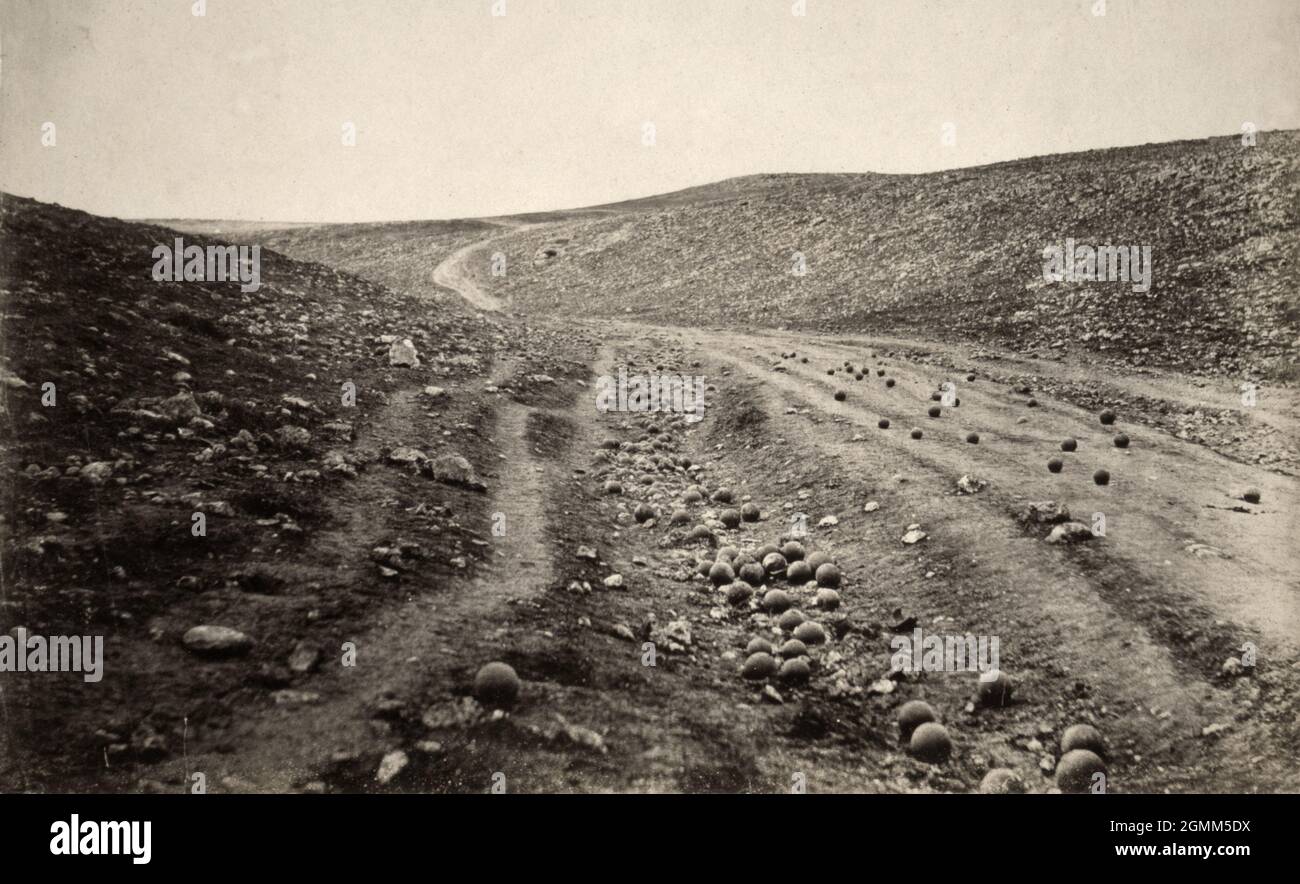 La Valle della morte, cannoni su tutta la strada dopo la carica della Brigata leggera. Foto di Roger Fenton Foto Stock