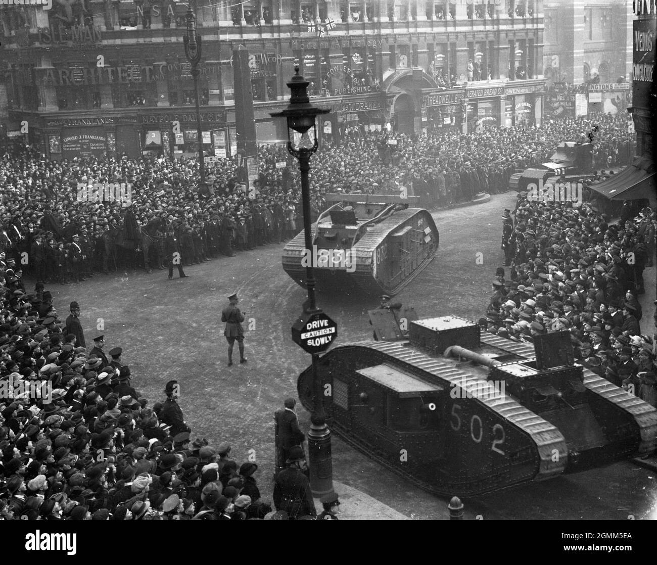 Carri armati in parata a Londra alla fine della prima guerra mondiale Foto Stock